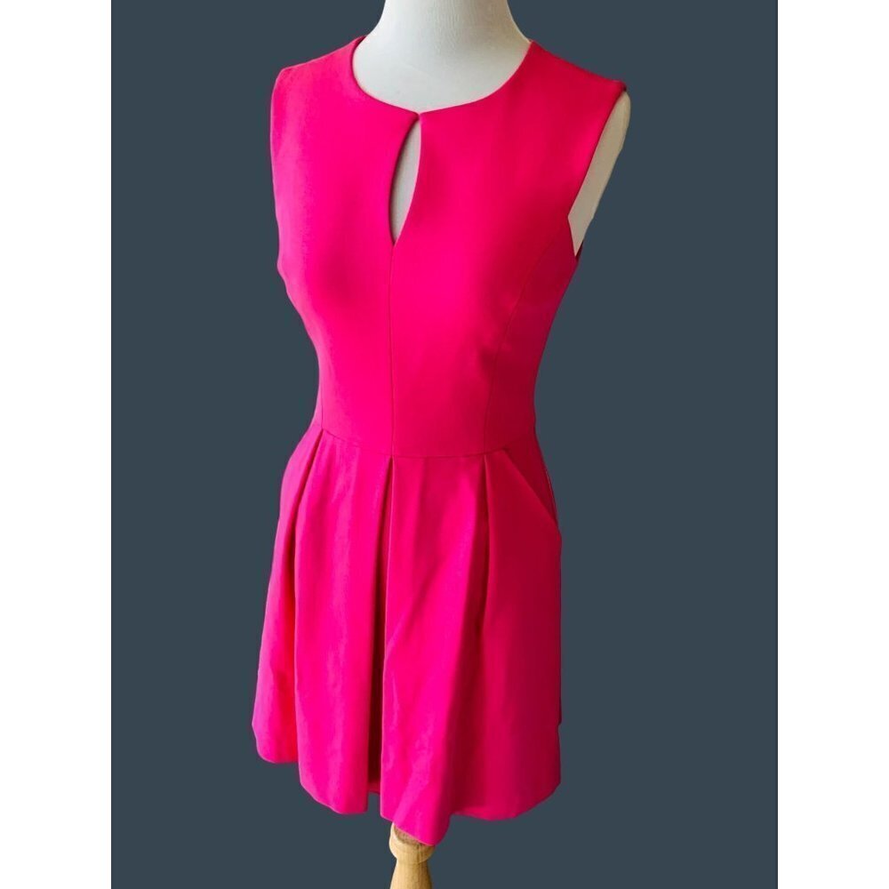 TRINA TURK LADIES SLEEVELESS PINK KEHOLE LINED POCKETS PLEATED SKIRT DRESS EUC 4